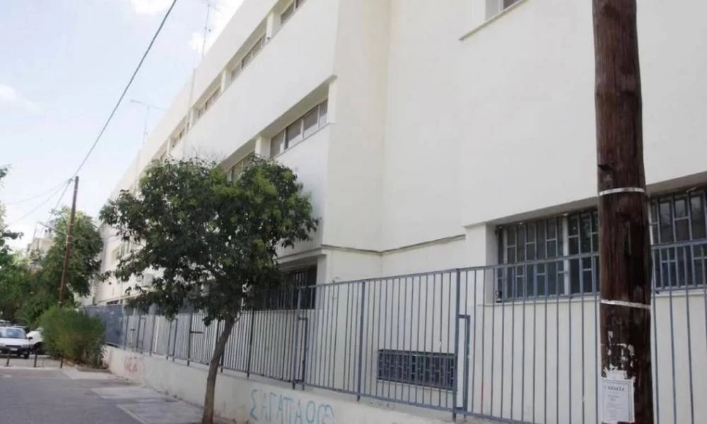 Μαρτυρία για την επίθεση σε μαθητή ΕΠΑΛ: «Εξωσχολικοί μπαίνουν στο σχολείο με μαχαίρια και όπλα»